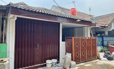 SALE! HOUSE AT PONDOK UNGU PERMAI BLOK LL4 NO. 2 THERES KIOS AT FRONT OF HOUSE