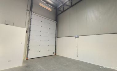 Venta bodega industrial 320 m² + mezanine 100 m² – Complejo ALMAX, Guayaquil