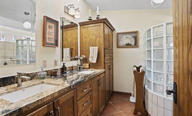 Incomparable casa con espectaculares vistas, en vista del lago, country club!