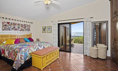 Incomparable casa con espectaculares vistas, en vista del lago, country club!