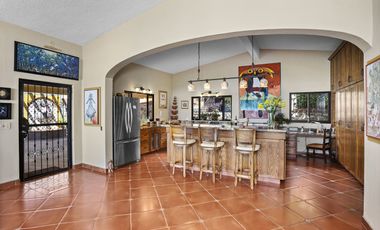 Incomparable casa con espectaculares vistas, en vista del lago, country club!