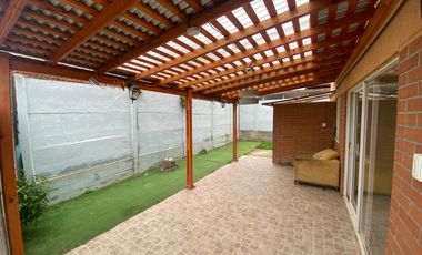 SE ARRIENDA CASA EN ALTO LAGUNA, CASA DE 3 PISOS