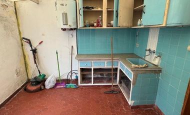 CHALET 3 AMB. UBICADO EN CALLE MEXICO AL 1.100 BARRIO RESIDENCIAL CON MUY BUEN ENTORNO MEXICO AL 1100