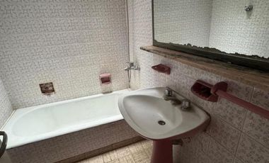 CHALET 3 AMB. UBICADO EN CALLE MEXICO AL 1.100 BARRIO RESIDENCIAL CON MUY BUEN ENTORNO MEXICO AL 1100