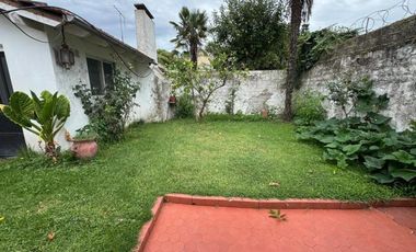 CHALET 3 AMB. UBICADO EN CALLE MEXICO AL 1.100 BARRIO RESIDENCIAL CON MUY BUEN ENTORNO MEXICO AL 1100