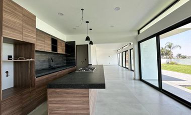 RESIDENCIA NUEVA EN VENTA EN FRACCIONAMIENTO LOMAS DE COCOYOC, MORELOS