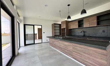 RESIDENCIA NUEVA EN VENTA EN FRACCIONAMIENTO LOMAS DE COCOYOC, MORELOS