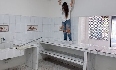 Amplia casa en Salagua con 2 recámaras, 2 baños y gran cochera techada