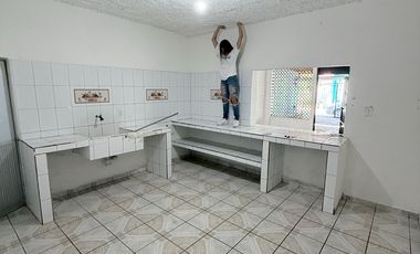 Amplia casa en Salagua con 2 recámaras, 2 baños y gran cochera techada