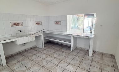 Amplia casa en Salagua con 2 recámaras, 2 baños y gran cochera techada