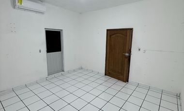 Amplia casa en Salagua con 2 recámaras, 2 baños y gran cochera techada