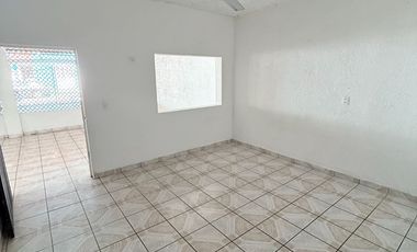 Amplia casa en Salagua con 2 recámaras, 2 baños y gran cochera techada