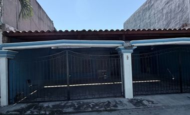 Amplia casa en Salagua con 2 recámaras, 2 baños y gran cochera techada