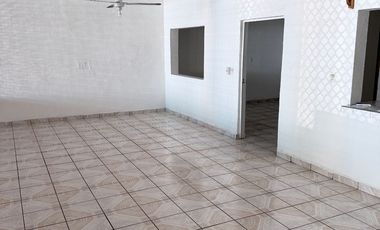 Amplia casa en Salagua con 2 recámaras, 2 baños y gran cochera techada