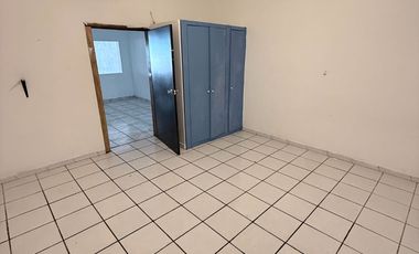 Amplia casa en Salagua con 2 recámaras, 2 baños y gran cochera techada