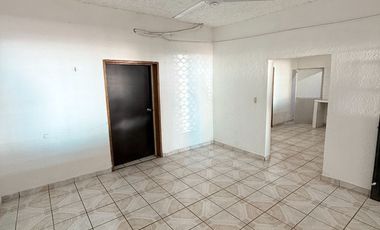 Amplia casa en Salagua con 2 recámaras, 2 baños y gran cochera techada