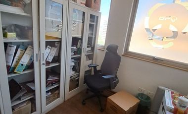 Excelente Oficina  2 Privados , 2 baños a pasos de Av. Libertad para entrega inmediata