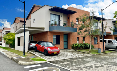 Oportunidad I Majestuosa casa esquinera en Mukava del Valle con vista al bosque. Cerritos. Pereira