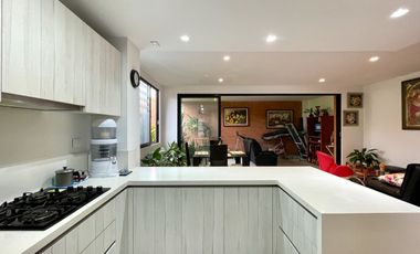 Oportunidad I Majestuosa casa esquinera en Mukava del Valle con vista al bosque. Cerritos. Pereira