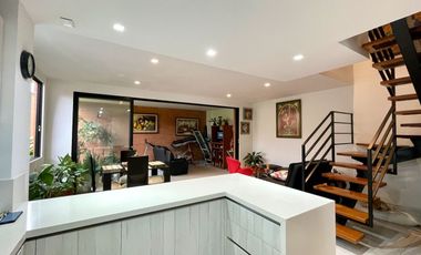 Oportunidad I Majestuosa casa esquinera en Mukava del Valle con vista al bosque. Cerritos. Pereira