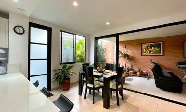 Oportunidad I Majestuosa casa esquinera en Mukava del Valle con vista al bosque. Cerritos. Pereira