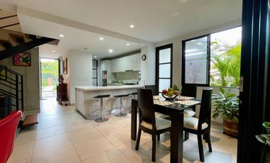 Oportunidad I Majestuosa casa esquinera en Mukava del Valle con vista al bosque. Cerritos. Pereira