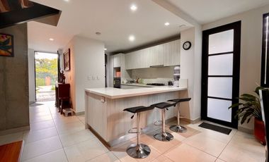 Oportunidad I Majestuosa casa esquinera en Mukava del Valle con vista al bosque. Cerritos. Pereira