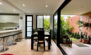 Oportunidad I Majestuosa casa esquinera en Mukava del Valle con vista al bosque. Cerritos. Pereira