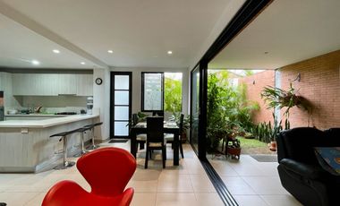 Oportunidad I Majestuosa casa esquinera en Mukava del Valle con vista al bosque. Cerritos. Pereira