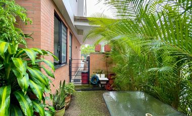 Oportunidad I Majestuosa casa esquinera en Mukava del Valle con vista al bosque. Cerritos. Pereira