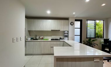 Oportunidad I Majestuosa casa esquinera en Mukava del Valle con vista al bosque. Cerritos. Pereira