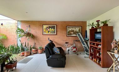 Oportunidad I Majestuosa casa esquinera en Mukava del Valle con vista al bosque. Cerritos. Pereira