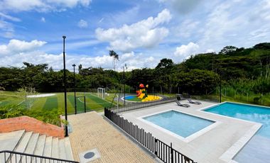 Oportunidad I Majestuosa casa esquinera en Mukava del Valle con vista al bosque. Cerritos. Pereira