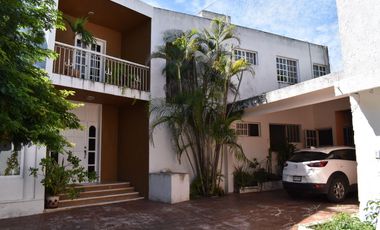 Casa en venta con 5 habitaciones y 3 departamentos en Juan B. Sosa