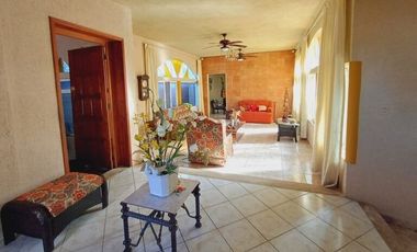 Casa en venta con 5 habitaciones y 3 departamentos en Juan B. Sosa