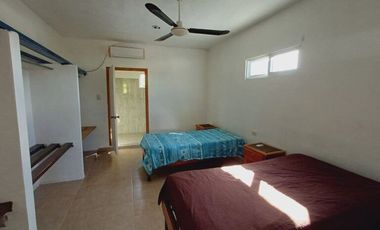 Casa en venta con 5 habitaciones y 3 departamentos en Juan B. Sosa