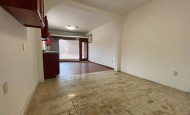 Venta Casa muy amplia, de gran terreno un jardin muy grande y arbolado en Hda. Ojo de Agua ideal para inversionistas o desarrolladores.