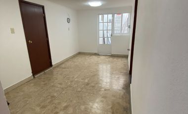 Venta Casa muy amplia, de gran terreno un jardin muy grande y arbolado en Hda. Ojo de Agua ideal para inversionistas o desarrolladores.