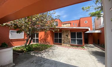 Venta Casa muy amplia, de gran terreno un jardin muy grande y arbolado en Hda. Ojo de Agua ideal para inversionistas o desarrolladores.