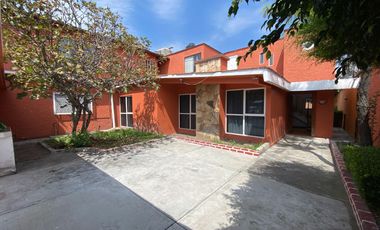 Venta Casa muy amplia, de gran terreno un jardin muy grande y arbolado en Hda. Ojo de Agua ideal para inversionistas o desarrolladores.