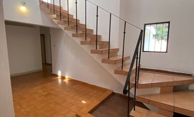 Venta Casa muy amplia, de gran terreno un jardin muy grande y arbolado en Hda. Ojo de Agua ideal para inversionistas o desarrolladores.