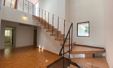 Venta Casa muy amplia, de gran terreno un jardin muy grande y arbolado en Hda. Ojo de Agua ideal para inversionistas o desarrolladores.