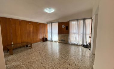 Venta Casa muy amplia, de gran terreno un jardin muy grande y arbolado en Hda. Ojo de Agua ideal para inversionistas o desarrolladores.