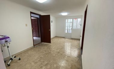 Venta Casa muy amplia, de gran terreno un jardin muy grande y arbolado en Hda. Ojo de Agua ideal para inversionistas o desarrolladores.