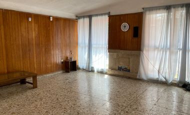 Venta Casa muy amplia, de gran terreno un jardin muy grande y arbolado en Hda. Ojo de Agua ideal para inversionistas o desarrolladores.