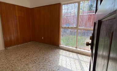 Venta Casa muy amplia, de gran terreno un jardin muy grande y arbolado en Hda. Ojo de Agua ideal para inversionistas o desarrolladores.