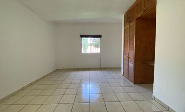 Venta Casa muy amplia, de gran terreno un jardin muy grande y arbolado en Hda. Ojo de Agua ideal para inversionistas o desarrolladores.