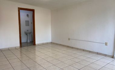 Venta Casa muy amplia, de gran terreno un jardin muy grande y arbolado en Hda. Ojo de Agua ideal para inversionistas o desarrolladores.