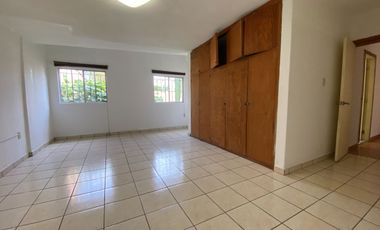 Venta Casa muy amplia, de gran terreno un jardin muy grande y arbolado en Hda. Ojo de Agua ideal para inversionistas o desarrolladores.