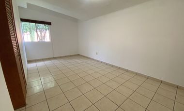 Venta Casa muy amplia, de gran terreno un jardin muy grande y arbolado en Hda. Ojo de Agua ideal para inversionistas o desarrolladores.